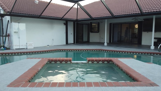 1550 SW 52nd Ter, Plantation, FL 33317 - view of pool featuring a pool with connected hot tub, ceiling fan, a patio area, and a lanai