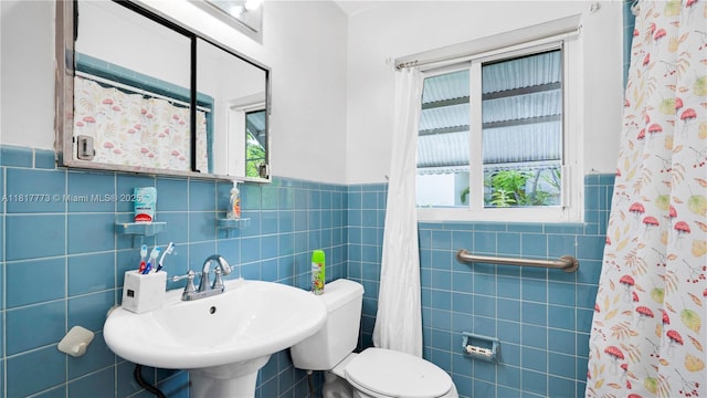3145 Hollywood Blvd, Hollywood, FL 33021 - full bath with tile walls, toilet, a wainscoted wall, a sink, and curtained shower