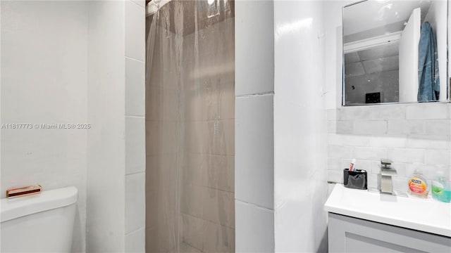 3145 Hollywood Blvd, Hollywood, FL 33021 - full bath featuring vanity, toilet, tiled shower, and tasteful backsplash