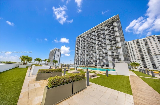 5252 NW 85th Ave Unit 1701, Doral, FL 33166 - view of community featuring a yard