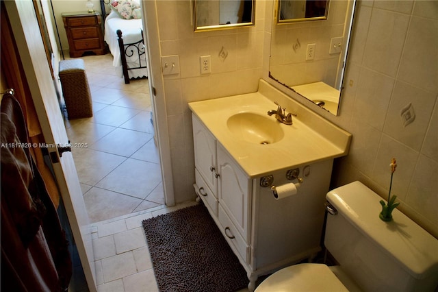 9820 S Hollybrook Lake Dr Unit 106, Pembroke Pines, FL 33025 - bathroom featuring tile walls, vanity, toilet, and tile patterned flooring
