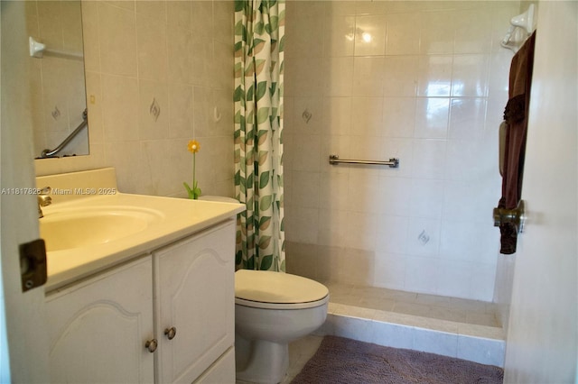 9820 S Hollybrook Lake Dr Unit 106, Pembroke Pines, FL 33025 - full bath featuring toilet, vanity, a tile shower, and tile walls