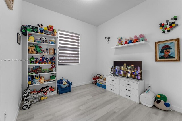 685 SE 34th Ter, Homestead, FL 33033 - rec room featuring wood finished floors and baseboards