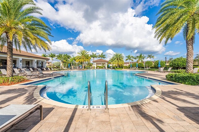 685 SE 34th Ter, Homestead, FL 33033 - community pool with a patio