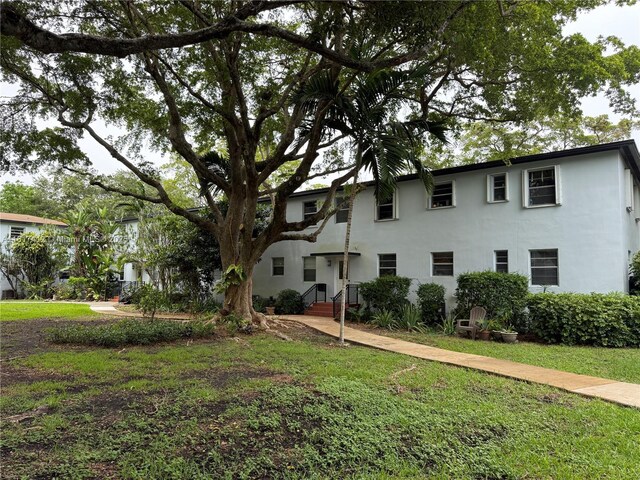 7840 SW 55th Ave Unit 23C, Miami, FL 33143 - view of front of home featuring stucco siding and a front lawn