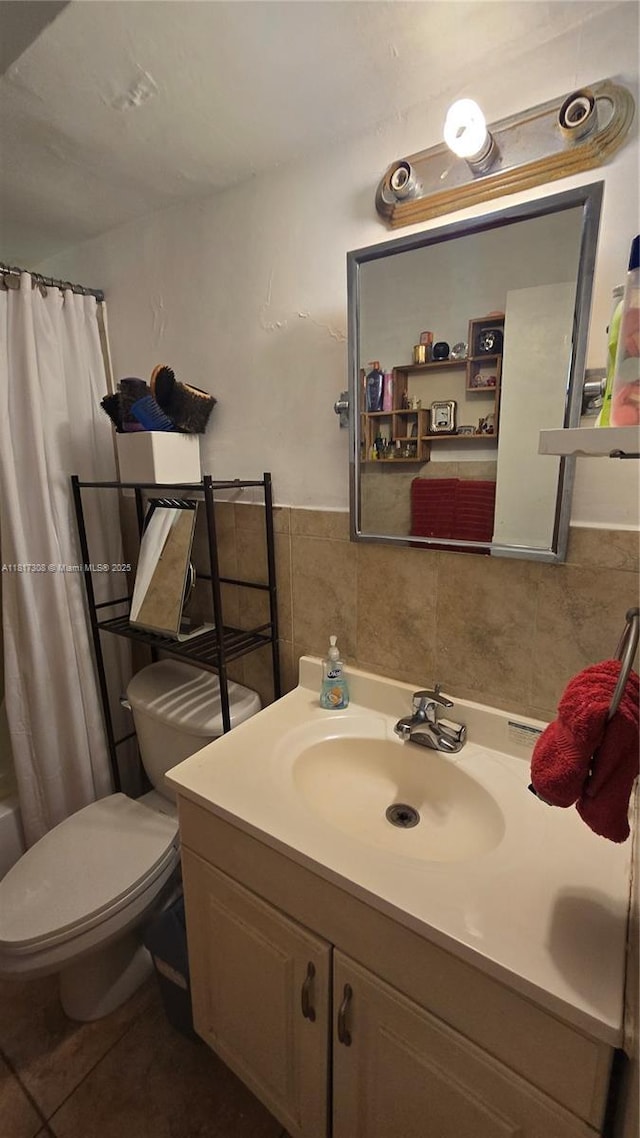 13655 NE 10th Ave Unit 108, North Miami, FL 33161 - full bathroom featuring vanity, toilet, and tile walls