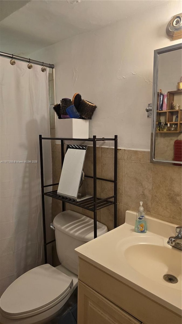 13655 NE 10th Ave Unit 108, North Miami, FL 33161 - bathroom with vanity, toilet, tile walls, and a shower with shower curtain