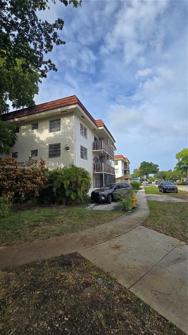 13655 NE 10th Ave Unit 108, North Miami, FL 33161 - view of building exterior with driveway