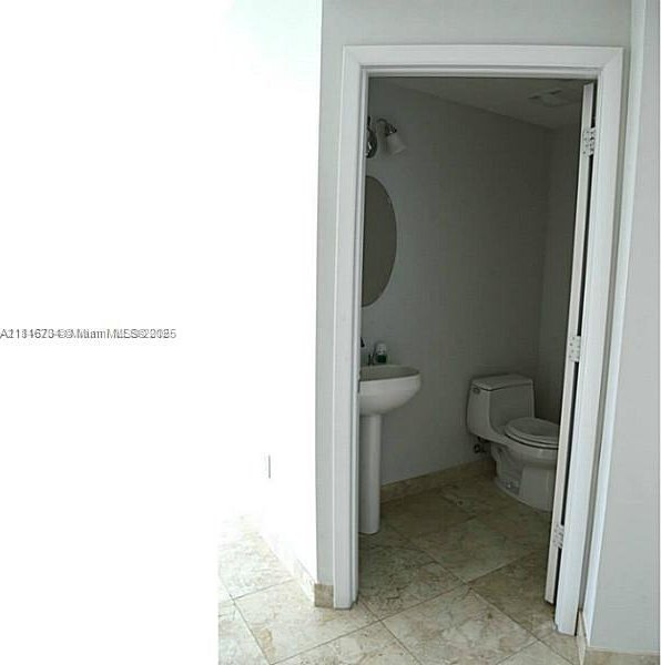 3131 NE 188th St Unit 2-906, Aventura, FL 33180 - half bath featuring toilet, a sink, and baseboards