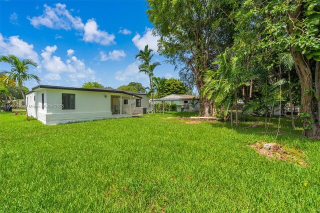1010 NE 140th St, North Miami, FL 33161 - view of grassy yard