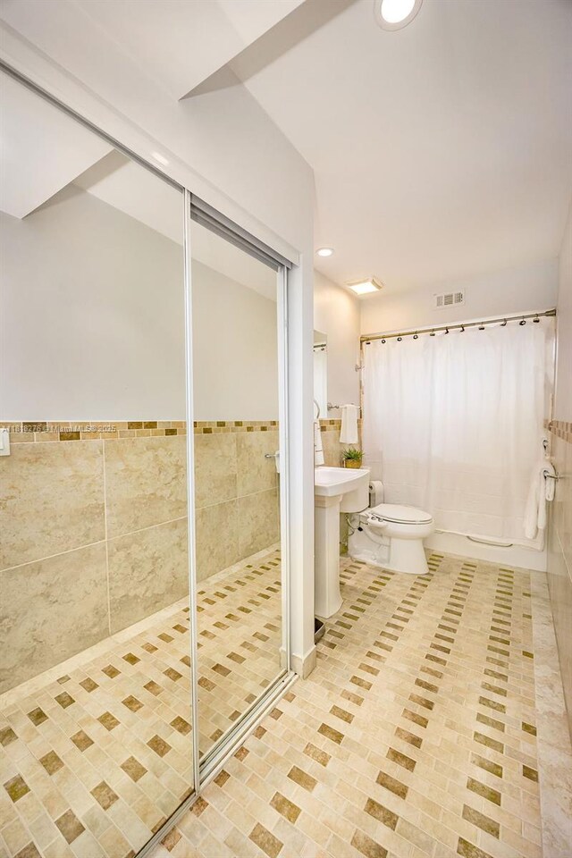 1801 N 55th Ave, Hollywood, FL 33021 - full bathroom with tiled shower, toilet, tile walls, recessed lighting, and tile patterned floors