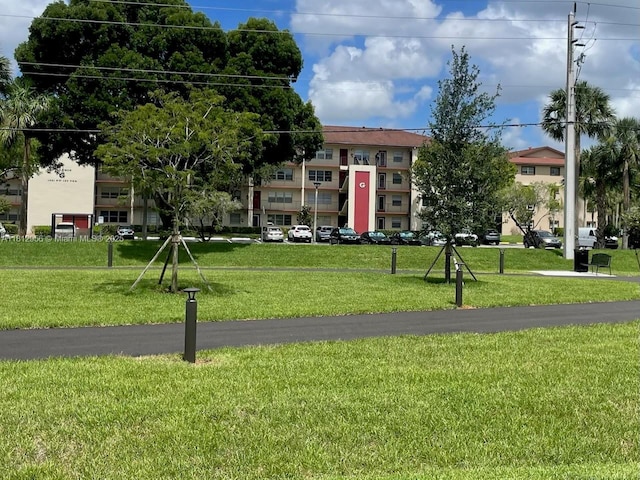 1551 SW 135th Ter Unit 112G, Pembroke Pines, FL 33027 - view of property's community featuring a yard
