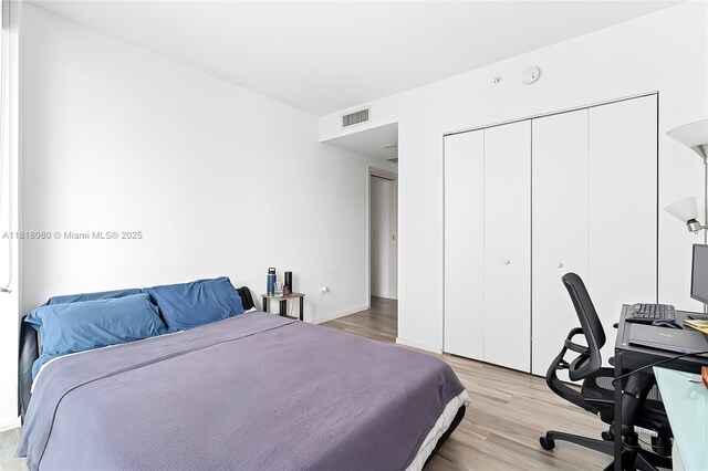 801 S Miami Ave Unit 3704, Miami, FL 33130 - bedroom featuring light wood-style flooring, a desk, and a closet