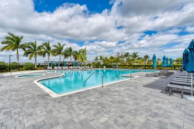 2652 SE 13th St, Homestead, FL 33035 - community pool with a patio and a community hot tub