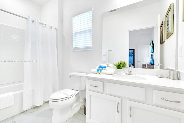 2496 Rama Dr, Kissimmee, FL 34746 - full bath with vanity and shower / tub combo with curtain