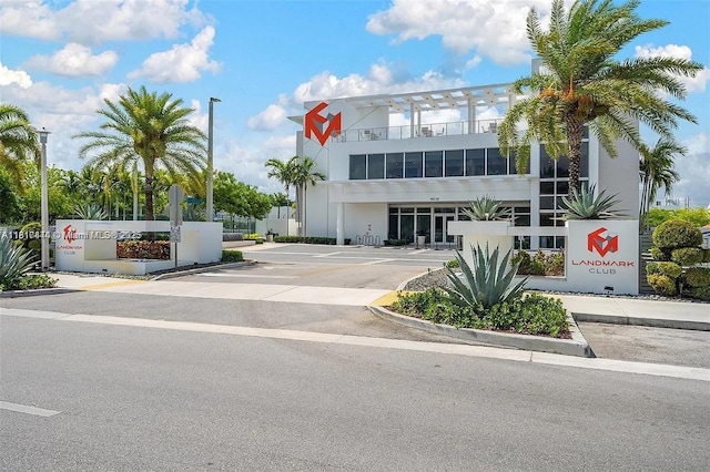 10540 NW 63rd Ter, Doral, FL 33178 - view of property with uncovered parking