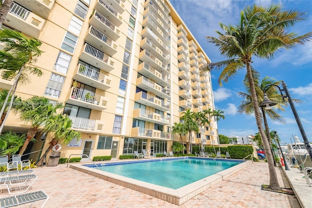 2350 NE 135th St Unit 1006, North Miami, FL 33181 - view of community pool