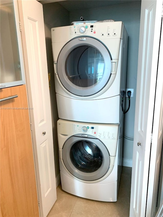 480 NE 30th St Unit 1505, Miami, FL 33137 - laundry room featuring estacked washer and dryer and light tile patterned floors
