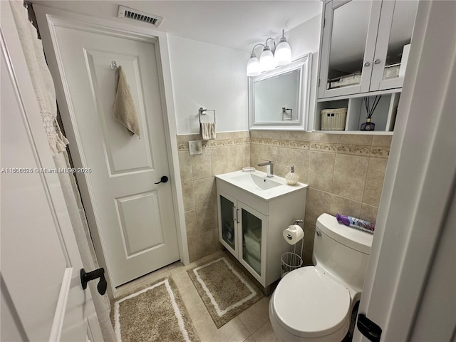 1140 Independence Trl Unit 1140-J, Homestead, FL 33034 - bathroom with vanity, tile walls, and tile patterned flooring