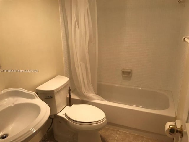 600 Village Green Ct Unit 222, Palm Springs, FL 33461 - bathroom with tile patterned floors and shower / tub combo