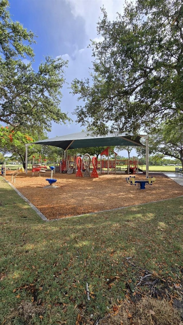 8005 SW 89th St, Miami, FL 33156 - view of property's community featuring a yard