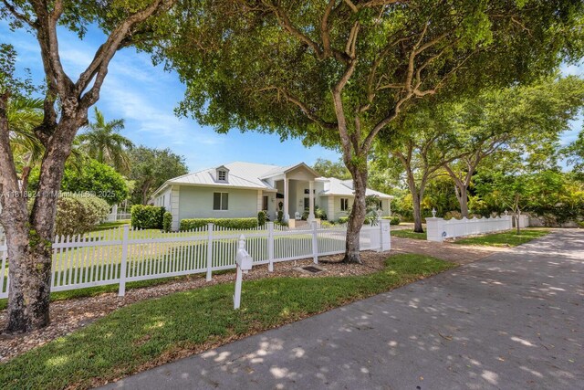 6129 SW 74th Ct, Miami, FL 33143 - view of front of home featuring a metal roof and a fenced front yard