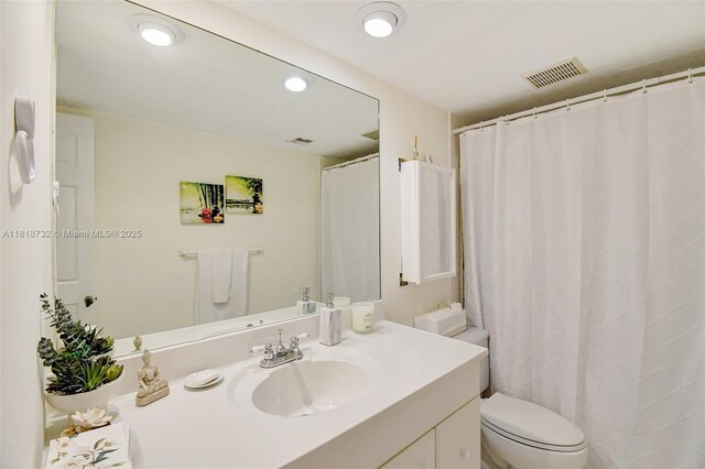 1057 NE 202nd Ln, Miami, FL 33179 - full bath featuring vanity, toilet, recessed lighting, and a shower with curtain