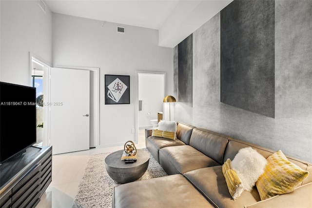 480 NE 31st St Unit Ph5303, Miami, FL 33137 - tiled living room featuring a towering ceiling