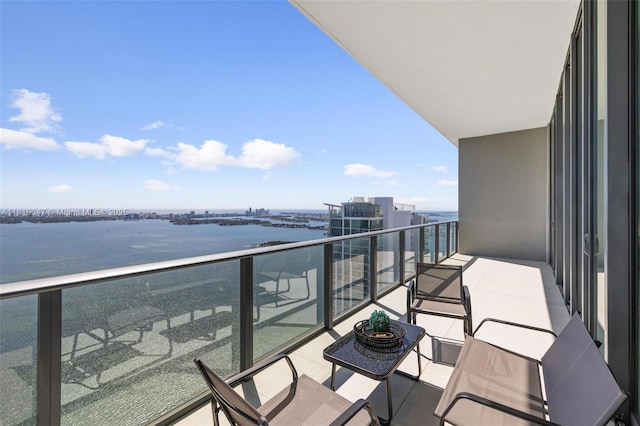 480 NE 31st St Unit Ph5303, Miami, FL 33137 - balcony featuring a water view