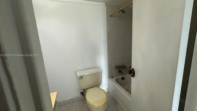 9455 W Flagler St Unit C308, Miami, FL 33174 - bathroom with toilet, bathing tub / shower combination, and tile patterned flooring