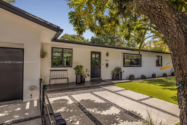 7921 SW 100th St, Miami, FL 33156 - ranch-style house featuring a front lawn, brick siding, and a porch