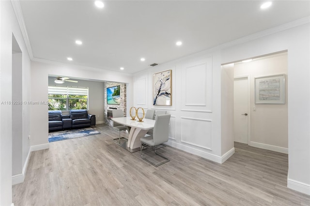 dining space with crown molding, recessed lighting, light wood-style floors, and a ceiling fan
