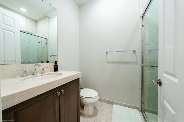 9368 Eden Roc Ct, Delray Beach, FL 33446 - bathroom with vanity, tiled shower, toilet, tile patterned floors, and baseboards