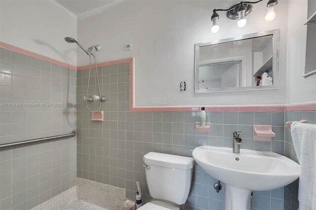 1150 W 69th Pl, Hialeah, FL 33014 - full bathroom with tiled shower, toilet, tile walls, a sink, and wainscoting