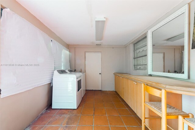 7280 SW 9th St, Miami, FL 33144 - laundry room with washing machine and dryer