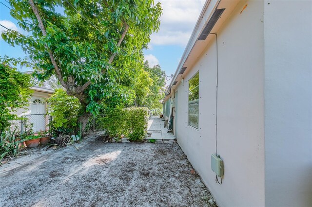 7280 SW 9th St, Miami, FL 33144 - view of yard with a patio