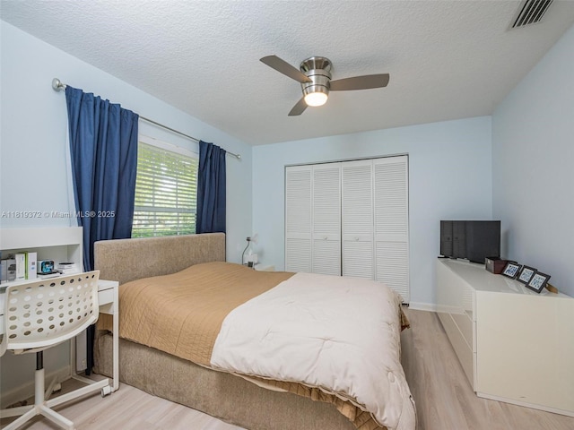 643 Lake Blvd, Weston, FL 33326 - bedroom featuring light wood-type flooring, a closet, a textured ceiling, and ceiling fan