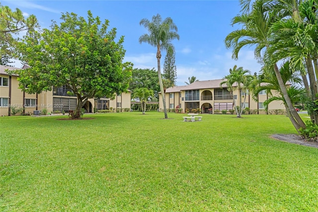 311 Pine Ridge Cir Unit C-2, Green Acres, FL 33463 - view of green lawn