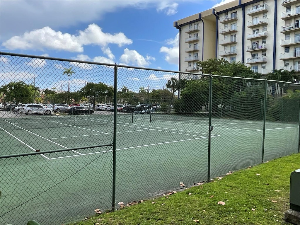 4550 NW 9th St Unit 118E, Miami, FL 33126 - view of tennis court