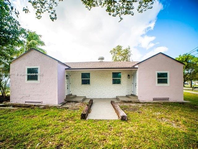 412 Columbus Pkwy, Hollywood, FL 33021 - rear view of house with a lawn and stucco siding