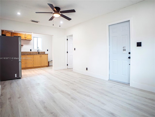 412 Columbus Pkwy, Hollywood, FL 33021 - unfurnished living room featuring light wood-type flooring, a sink, ceiling fan, baseboards, and recessed lighting