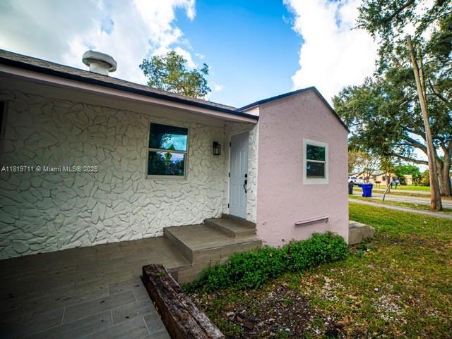 412 Columbus Pkwy, Hollywood, FL 33021 - property entrance with stucco siding
