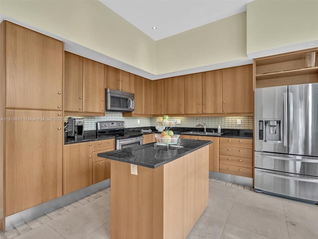 16500 Collins Ave Unit Th-10, Sunny Isles Beach, FL 33160 - kitchen with stainless steel appliances, a sink, light tile patterned floors, a kitchen island, and a towering ceiling