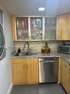 9367 Fontainebleau Blvd Unit G237, Miami, FL 33172 - bar with dishwasher, a sink, decorative backsplash, and baseboards