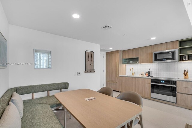 601 NE 6th St Unit 3709, Miami, FL 33132 - living area featuring recessed lighting