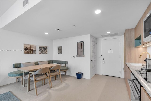 601 NE 6th St Unit 3709, Miami, FL 33132 - dining space featuring recessed lighting