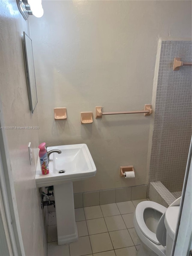 357 SW 1st Ter, Deerfield Beach, FL 33441 - full bath featuring toilet, tile patterned floors, tiled shower, and a sink