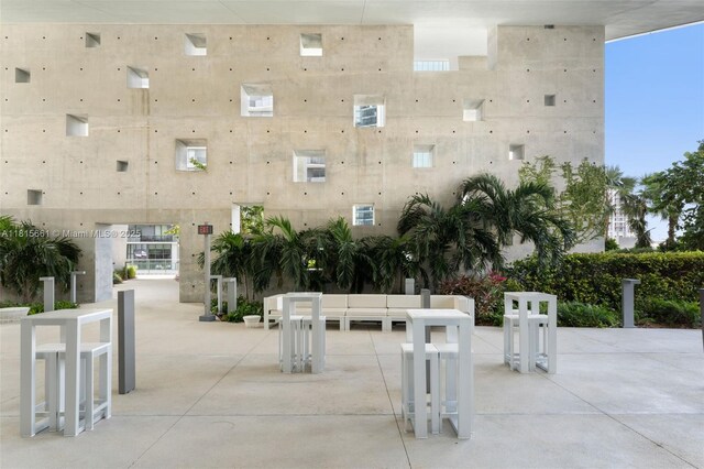 88 SW 7th St Unit 712, Miami, FL 33130 - view of home's community with a towering ceiling and a patio area