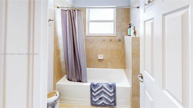 2389 NE 4th St, Homestead, FL 33033 - bathroom with shower / tub combo with curtain