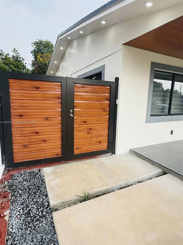 543 E 61st St, Hialeah, FL 33013 - view of gate